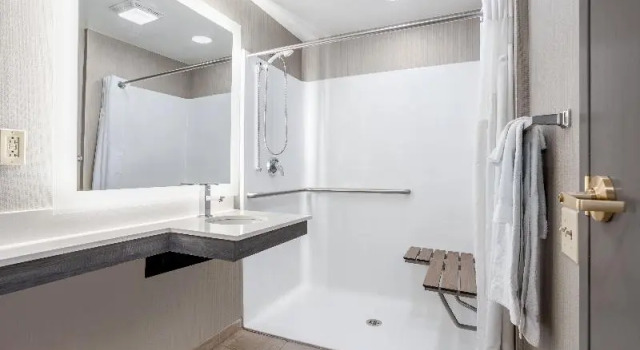 Четырёхместный номер Standard с балконом Holiday Inn Lafayette-City Centre by IHG