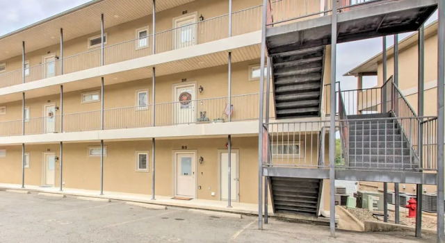 Balcony & Boat Slip: Lakefront Unit in Hot Springs, Varaa Huoneisto Lake Hamilton 