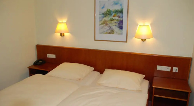Hotel Zum Löwen, Забронировать Отель Бад-Годесберг Бонн, рядом с Оздоровительный центр Курфюрстенбад
