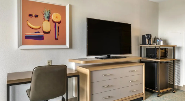 Четырёхместный номер Standard с балконом Holiday Inn Orlando   Disney Springs® Area by IHG
