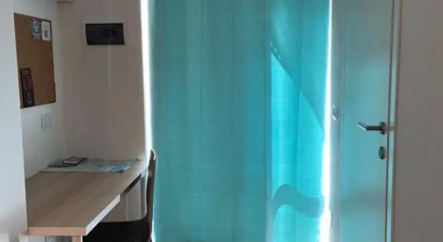 Namastè monolocale, Rezervovat Hotel Ancona 