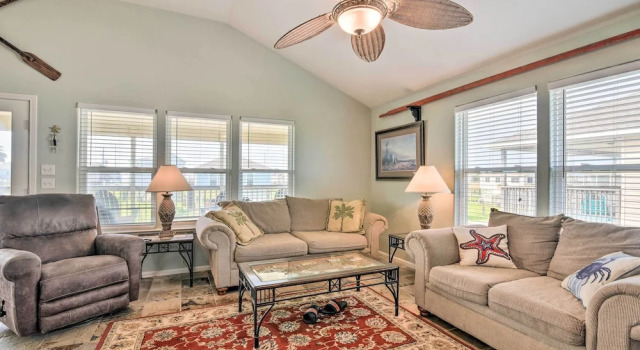 Unwind Poolside, Walk to Beach! Galveston Retreat, Book Feriehus Galveston Houston