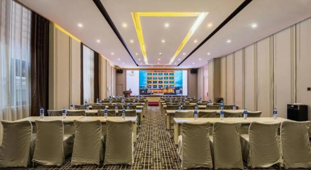 Metropolo Jinjiang Hotel ((Shangri-La Songzanlin Temple)