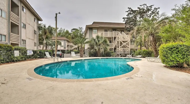 Апартаменты < 1 Mi to Beach: Hilton Head Condo w/ Pool Access!