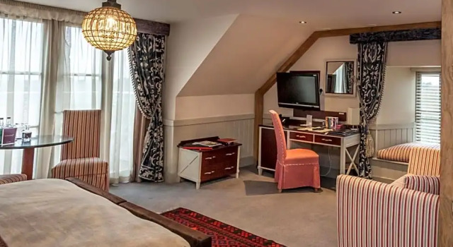 Полулюкс The Farmhouse Hotel and Restaurant