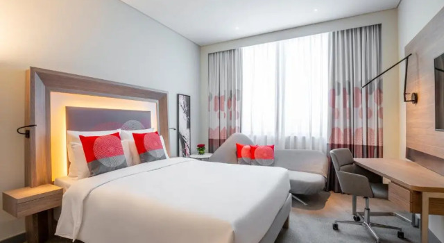 Двухместный номер Deluxe с балконом Novotel Bur Dubai - Healthcare City