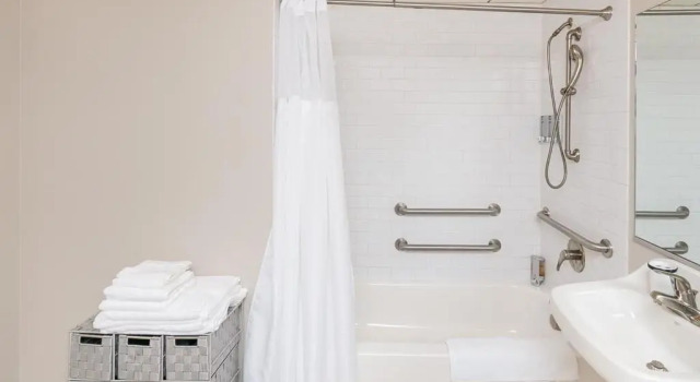 Апартаменты 2BR Stunning Lux Apartment Free Parking, Rooftop Deck & Gym, ADA Compliant