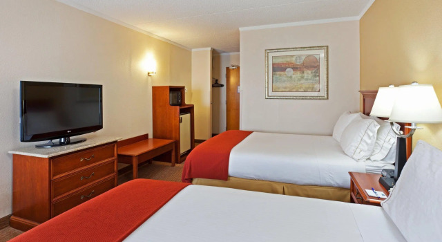Четырёхместный номер Standard Holiday Inn Express & Suites Greensboro - I-40 atWendover by IHG