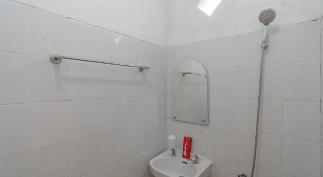 Номер Economy RedDoorz Syariah near Terminal Batu Ampar 2