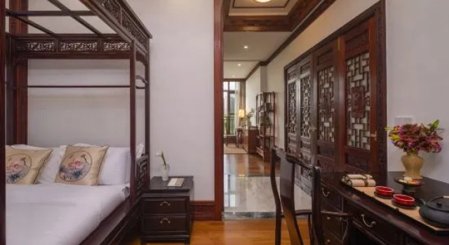 Люкс с 4 комнатами с видом на озеро Xishuangbanna Tropic of Cancer Lake View Hot Spring Hotel