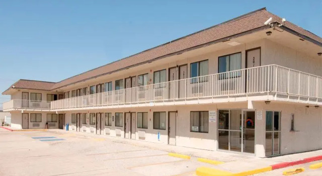 Четырёхместный номер Standard Americas Best Value Inn and Suites Groves