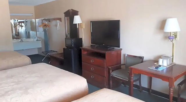 Шестиместный номер Standard Angel Inn Near IMAX, a Travelodge by Wyndham