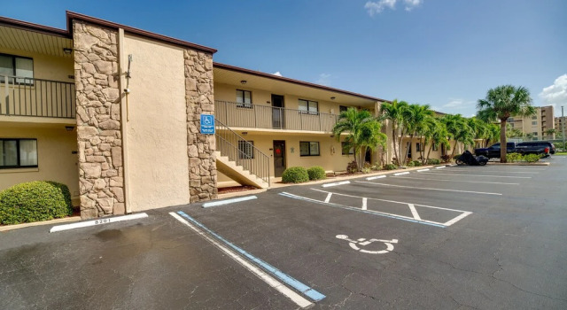 Florida Retreat w/ Pool, Hot Tub & Beach Access!, Varaa Hotelli Hotellit Space Coast pysäköinnillä, Pysäköinti