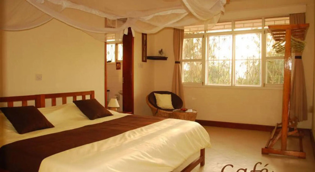 Karibu Guesthouse, Book Hotel Hoteller i Entebbe med parkering, Parkering