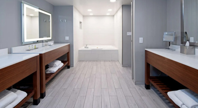 Номер Standard с 2 комнатами с балконом DoubleTree by Hilton Bakersfield