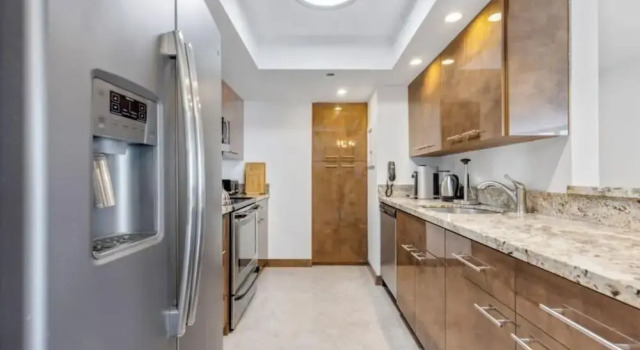 Апартаменты Chic Bayfront Condo With Stunning View