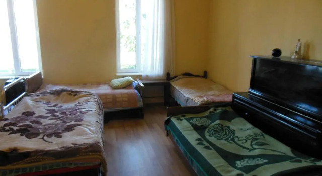 Кровать в общем номере Medico and Suliko Guest House