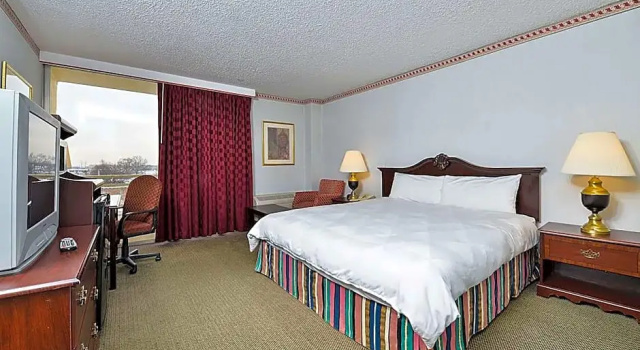 Четырёхместный номер Standard Travelodge by Wyndham Cleveland Airport