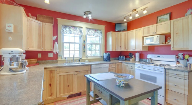 Коттедж Large Family Home w/ View, 1 Mi to Red Lodge Ski!