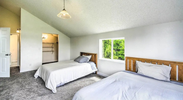 Коттедж Stunning Hood Canal Getaway w/ Private Deck!
