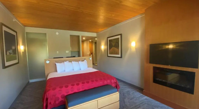 Номер Standard с видом на озеро Penticton Lakeside Resort