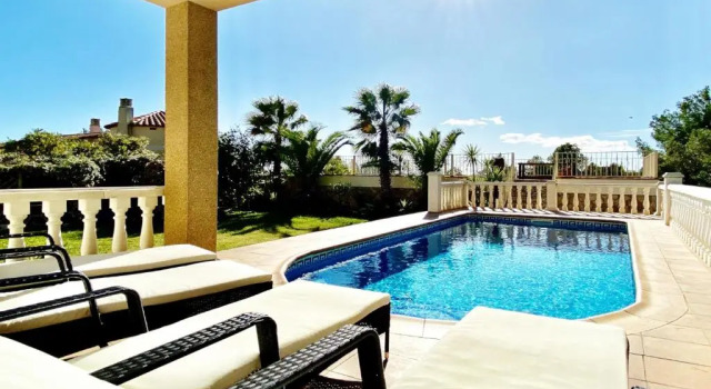 Вилла Villa Montserrat 4bedroom with sea and mountain views & air-conditioning & private swimming pool
