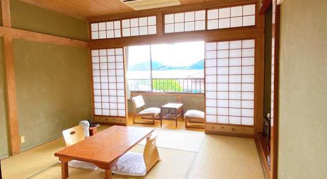 Номер Standard с видом на озеро Nagahama Ryokan