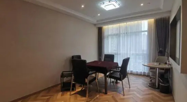 Vienna Hotel (Zhuji Station Baolong Plaza), Book Hotel Hoteller i Zhuji med parkering, Parkering