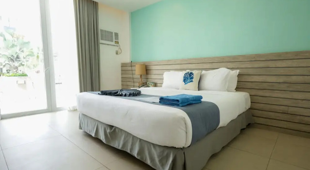 Четырёхместный номер Standard с видом на бассейн Club Samal Resorts Development Inc