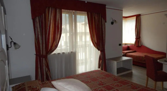Полулюкс Deluxe Hotel Canada