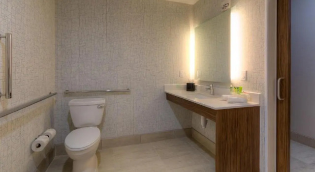 Четырёхместный номер Standard Holiday Inn Express & Suites Tulsa Midtown by IHG