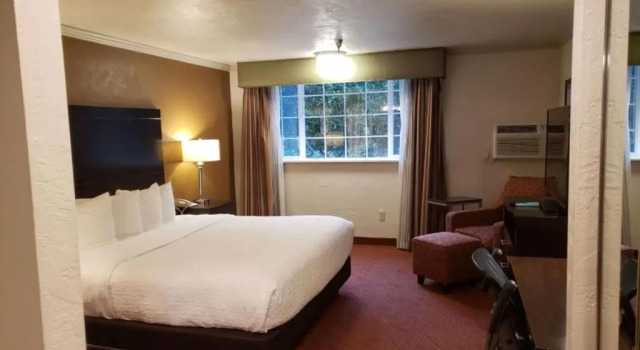 Номер Standard Best Western Plus Parkway Inn