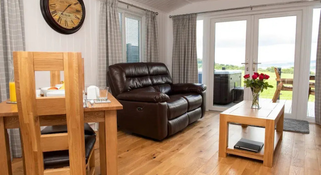Super King Lodge-sleeps 2-hottub-sea View