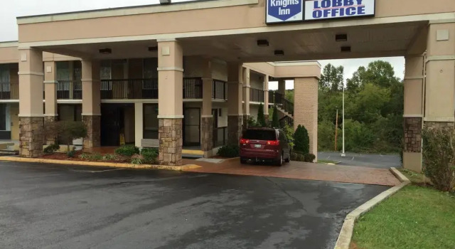 Knights Inn - Newport, TN, Book Hotel Hoteller i Newport med parkering, Parkering
