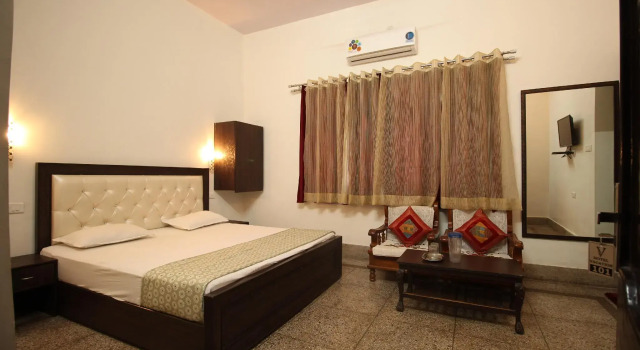 Кровать в общем номере Hotel Vacation