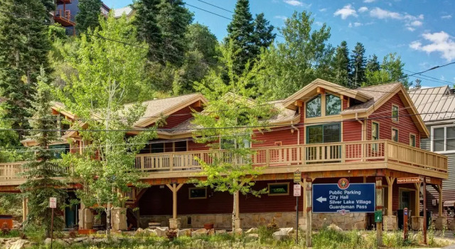 Abode on Daly, Забронировать Отель Отели Парк-Сити с парковкой, рядом с Main Street Bridge, Парковка