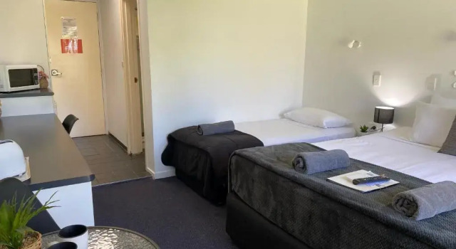 Четырёхместный номер Standard Mid City Motor Inn