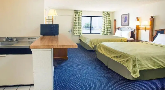 Четырёхместный номер Standard Travelodge by Wyndham Indio