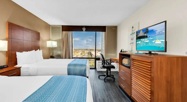 Четырёхместный номер Standard с видом на воду Best Western Orlando Gateway Hotel