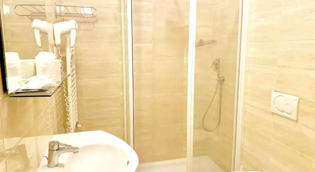 Трёхместный номер Standard с балконом Hotel Baby