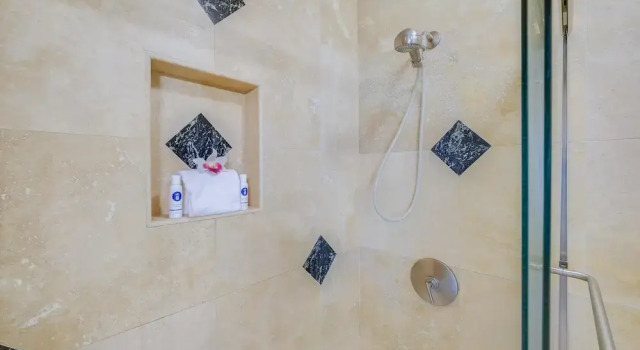 Tropical Oasis with Daily Activities - Spacious and Stylish Getaway, Забронировать Отель Отели Мауи с парковкой, Парковка