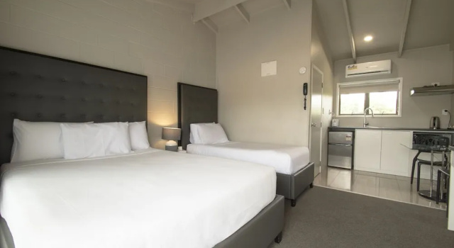 Студия Middlemore Motel