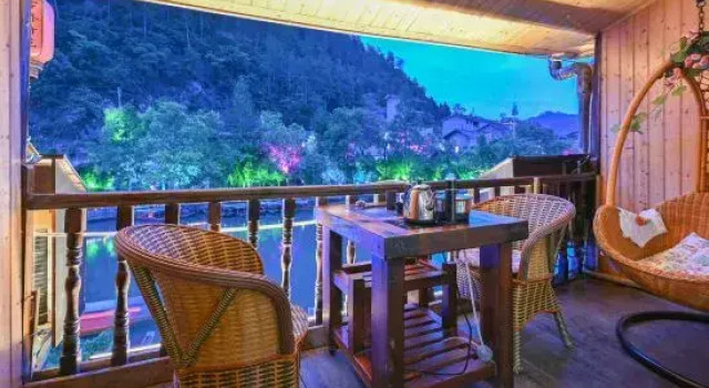Nice Riverside Inn, Book Hotel Hoteller i Xiangxi med parkering, Parkering