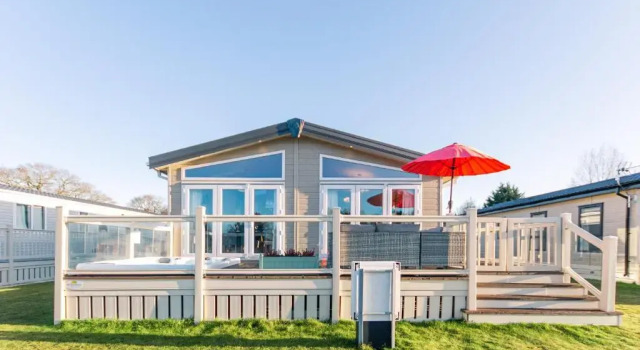 Номер Standard Lakeside Gem with Hot Tub