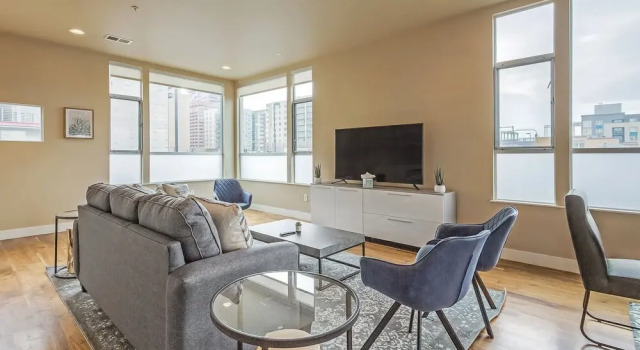 Swanky Downtown Loft! City Views! Sleeps 10!, Varaa Hotelli Denver Colorado, lähellä Larimer Square