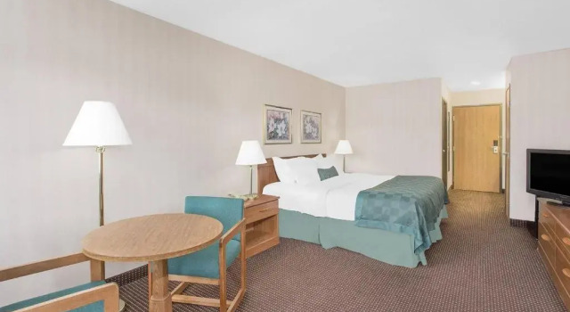 Номер Standard с видом на озеро Ramada by Wyndham Hancock Waterfront