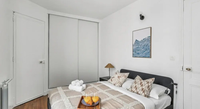 Bright 1BR Steps from Canal Saint-Martin, Забронировать Апартаменты/квартира Париж Иль-де-Франс, рядом с Станция метро Rambuteau