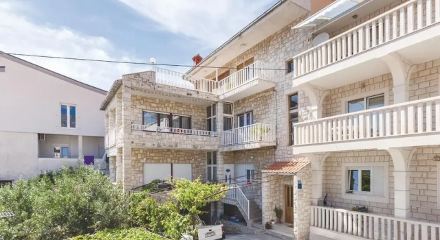 Amazing Home in Duce With Wifi and 2 Bedrooms, Rezerwuj Hotel Hotele w Split-Dalmatia County z parkingiem, Parking