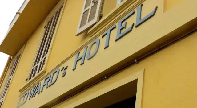 Edwards, Rezerwuj Hotel Mentona Great Alpine Road