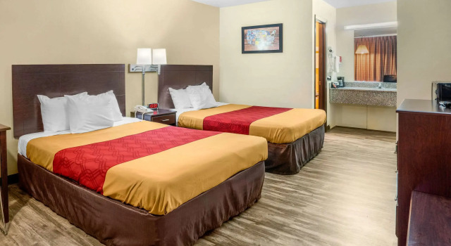 Четырёхместный номер Standard Econo Lodge near Missouri University of Science and Technology